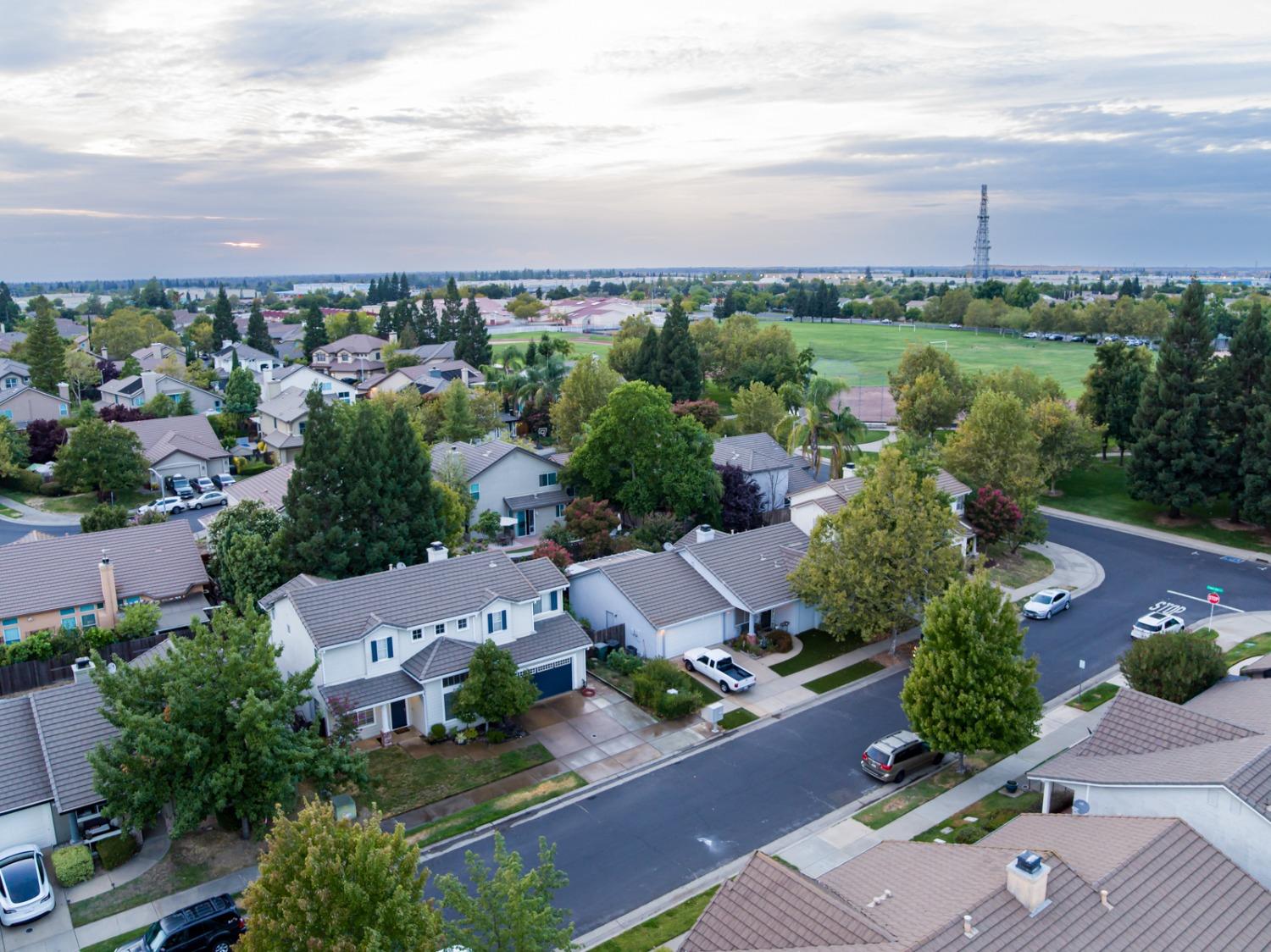 Detail Gallery Image 3 of 23 For 117 Montgomery, Roseville,  CA 95678 - 4 Beds | 3 Baths