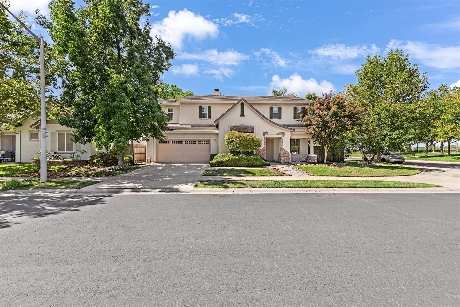 Detail Gallery Image 3 of 70 For 133 Montgomery St, Roseville,  CA 95678 - 5 Beds | 3 Baths