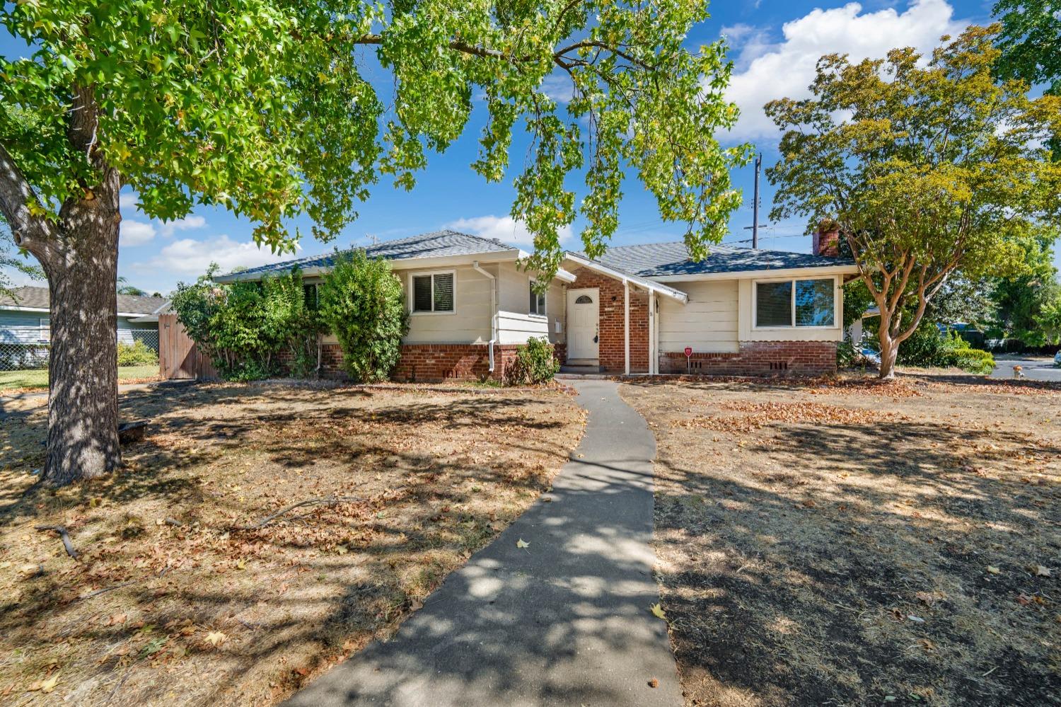 Detail Gallery Image 2 of 36 For 6783 Middlecoff Way, Sacramento,  CA 95822 - 4 Beds | 3 Baths