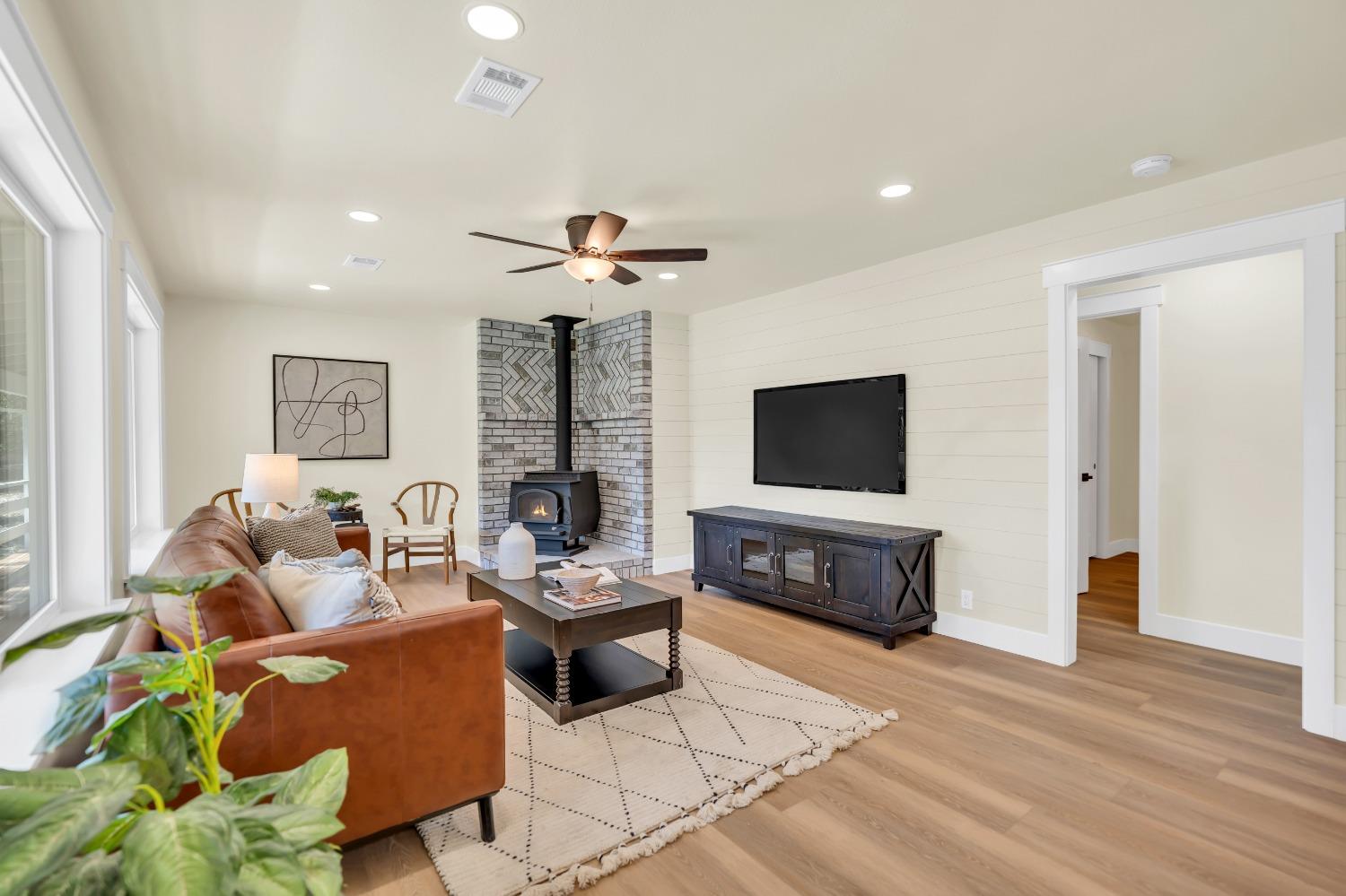 Detail Gallery Image 13 of 61 For 4930 Oak Leaf Cir, Placerville,  CA 95667 - 3 Beds | 2 Baths