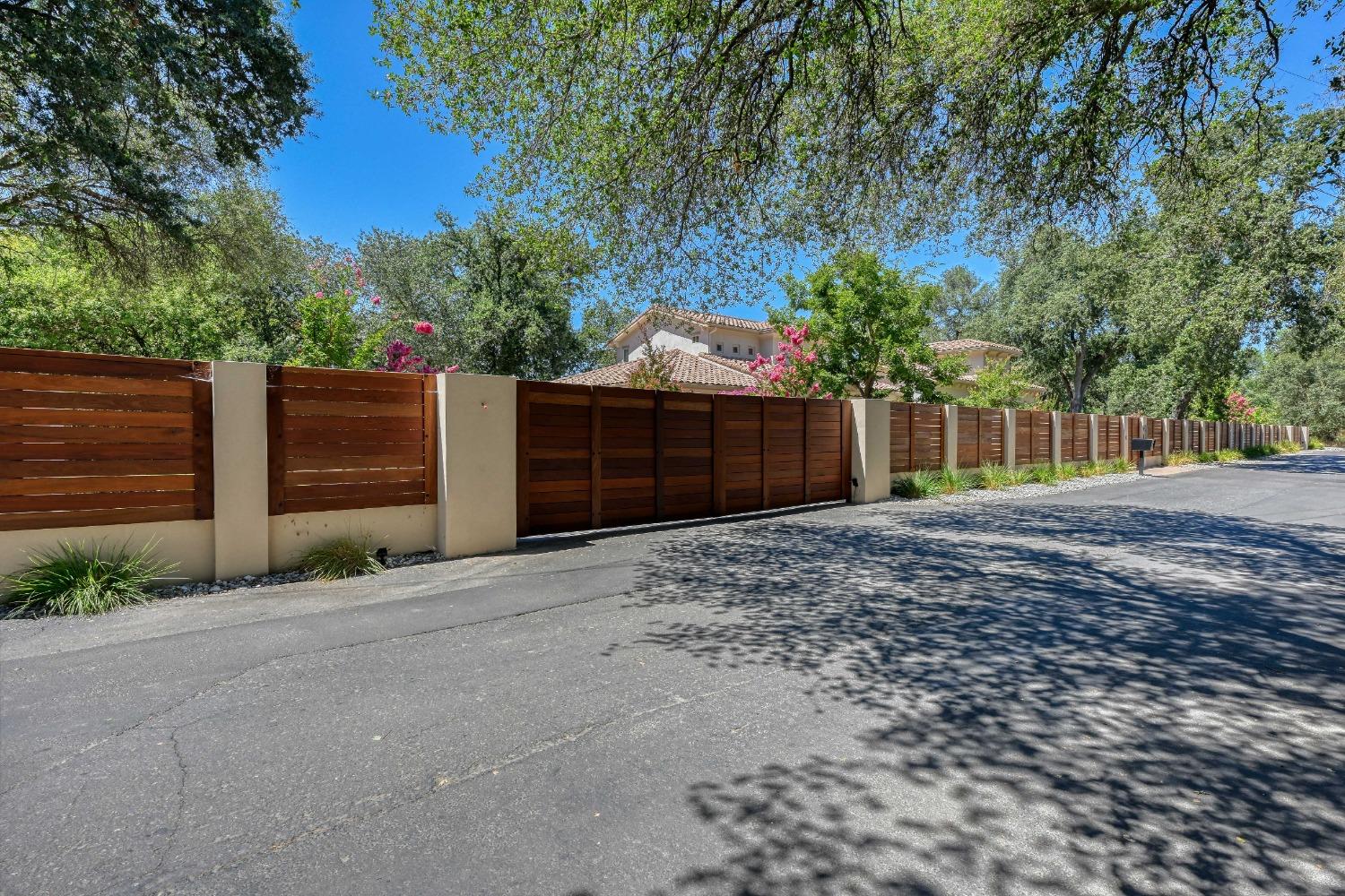 Detail Gallery Image 5 of 86 For 6515 Grant Ave, Carmichael,  CA 95608 - 6 Beds | 4/1 Baths