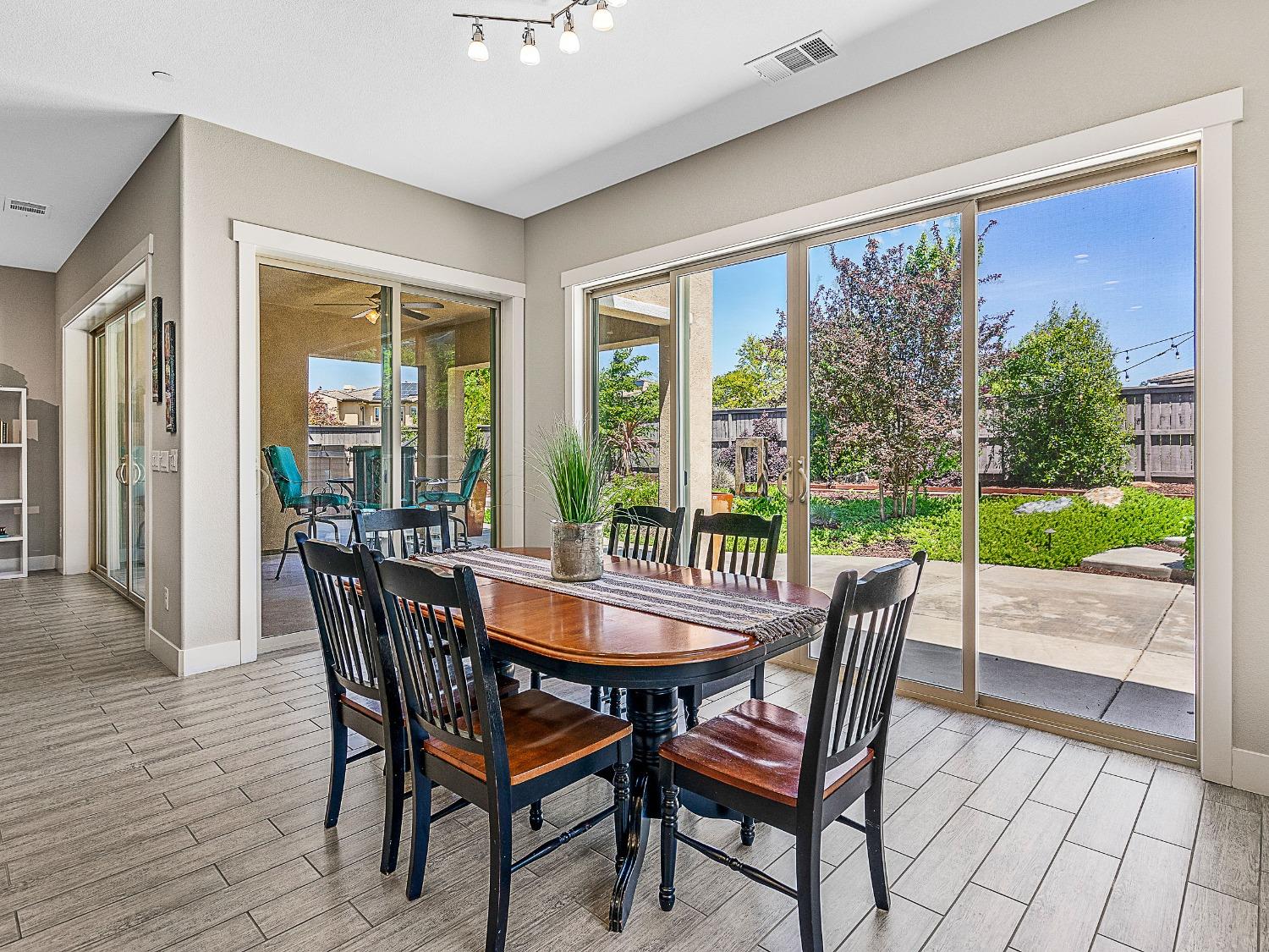 Detail Gallery Image 13 of 54 For 2561 Orsay Way, El Dorado Hills,  CA 95762 - 4 Beds | 3/2 Baths