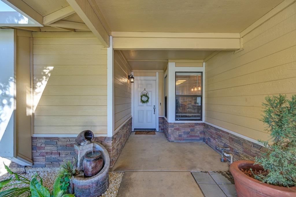 Detail Gallery Image 7 of 58 For 9917 Falcon Meadow Dr, Elk Grove,  CA 95624 - 3 Beds | 2 Baths