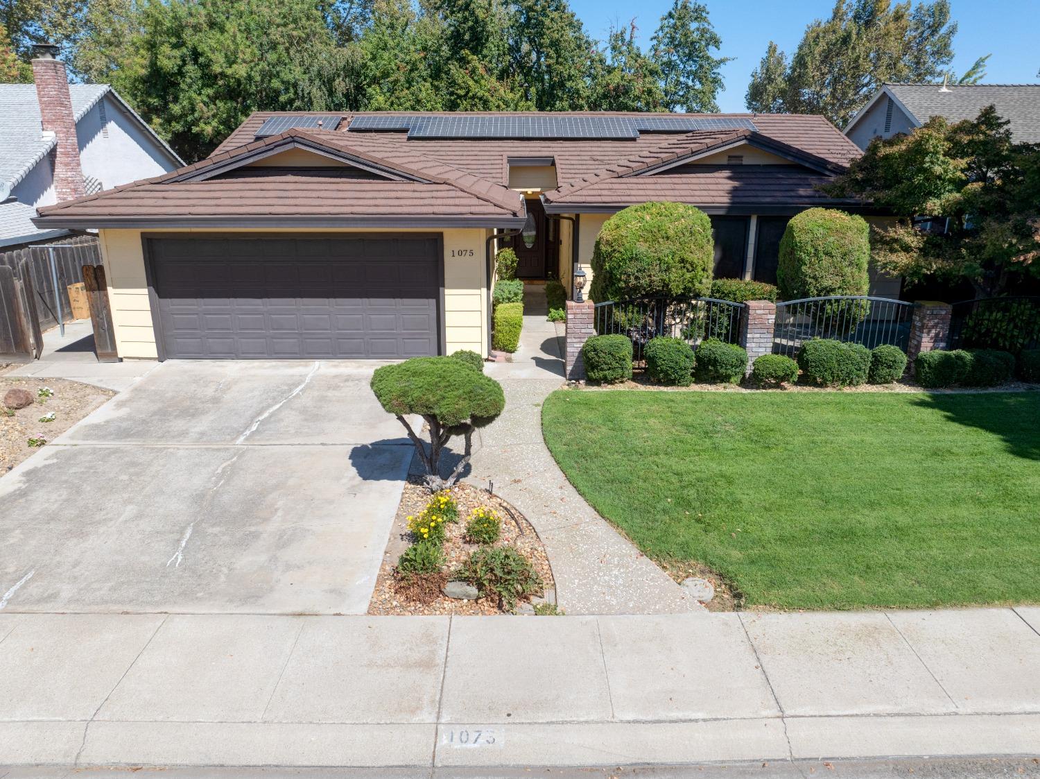 Detail Gallery Image 1 of 1 For 1075 Douglas Fir Dr, Manteca,  CA 95336 - 3 Beds | 2 Baths