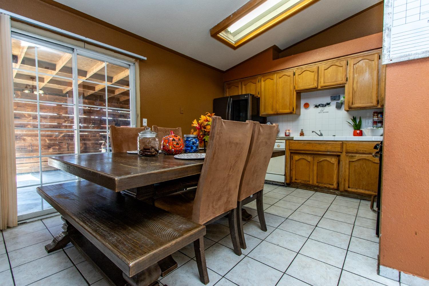 Detail Gallery Image 9 of 27 For 2336 N F St, Stockton,  CA 95205 - 3 Beds | 2 Baths