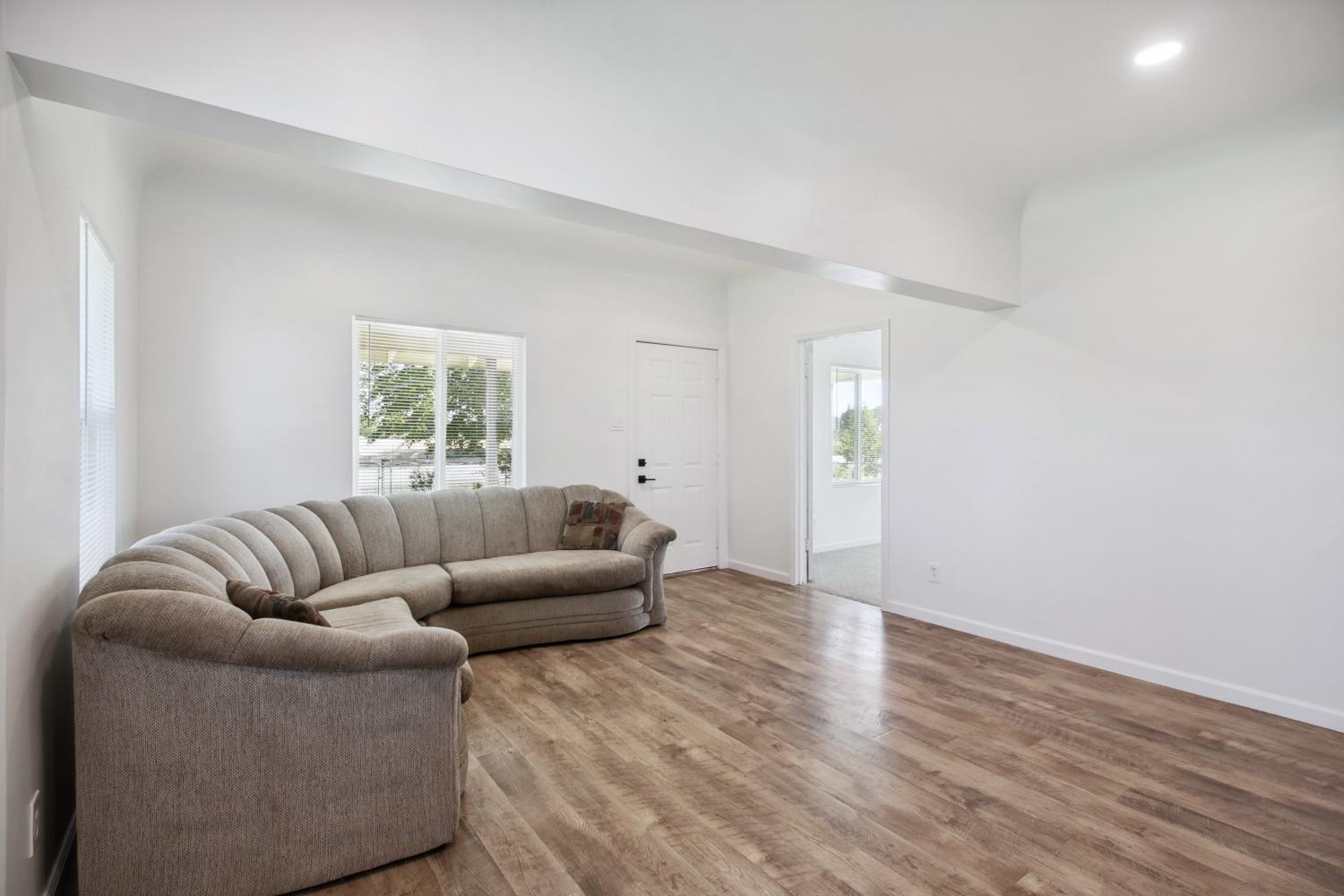 Detail Gallery Image 7 of 62 For 9149 Florin Rd, Sacramento,  CA 95829 - 3 Beds | 2 Baths