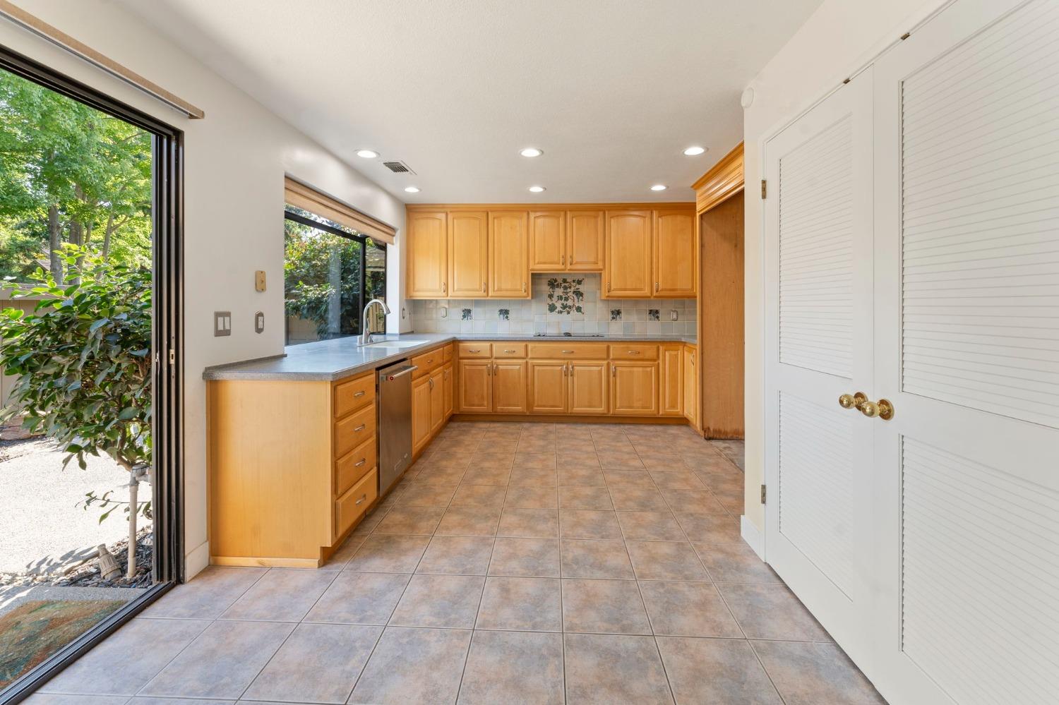 Detail Gallery Image 18 of 32 For 2212 Promontory Point Ln, Gold River,  CA 95670 - 2 Beds | 2 Baths