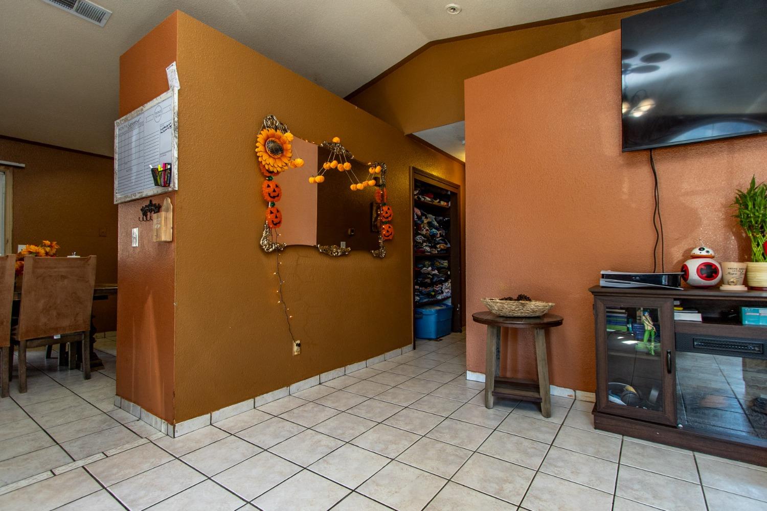 Detail Gallery Image 8 of 27 For 2336 N F St, Stockton,  CA 95205 - 3 Beds | 2 Baths