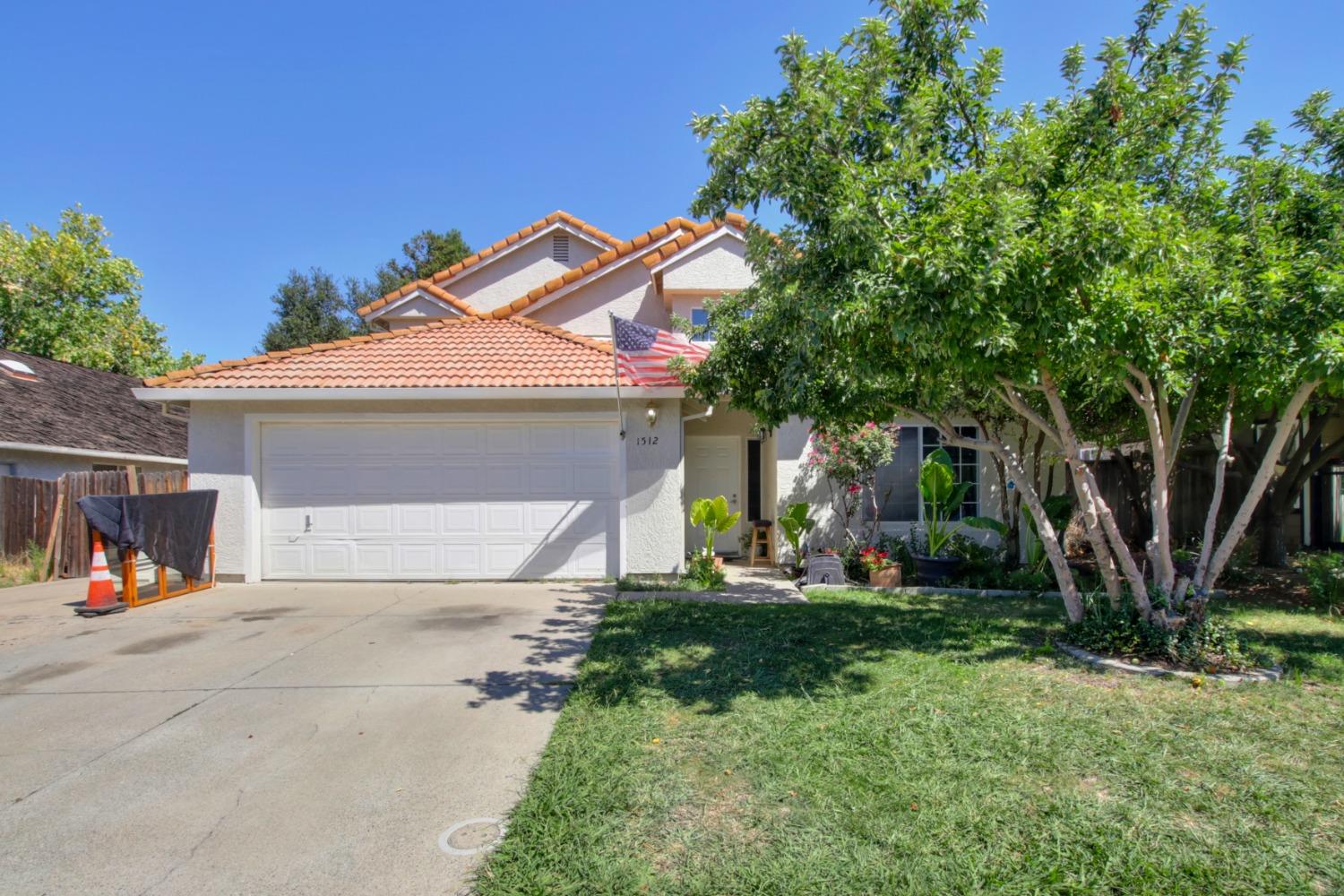 Detail Gallery Image 1 of 1 For 1512 Blue Ln, Roseville,  CA 95747 - 4 Beds | 2/1 Baths