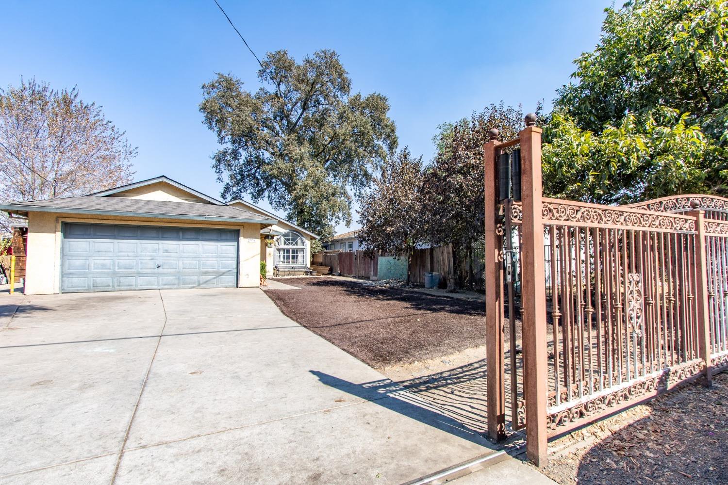 Detail Gallery Image 1 of 27 For 2336 N F St, Stockton,  CA 95205 - 3 Beds | 2 Baths