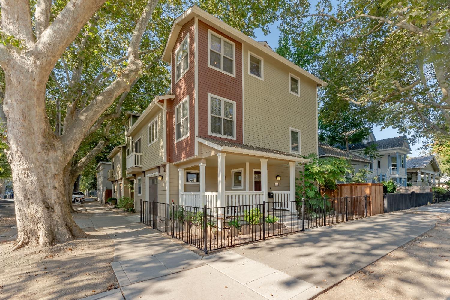 Detail Gallery Image 1 of 1 For 428 S St, Sacramento,  CA 95811 - 2 Beds | 3/1 Baths