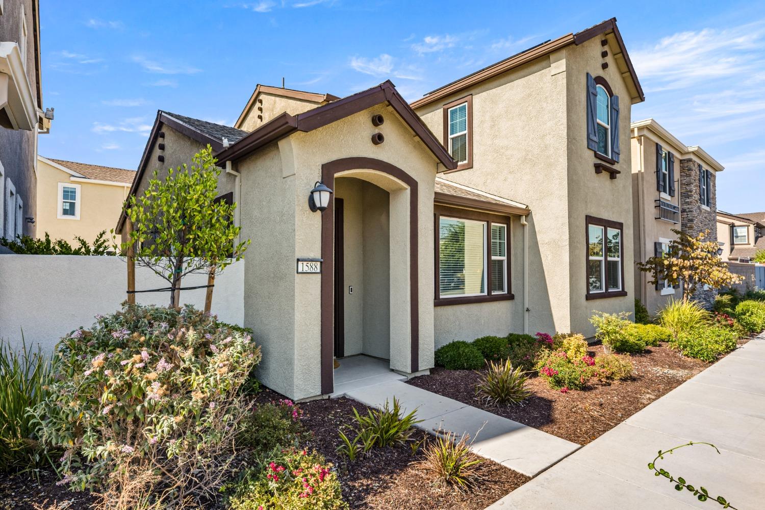 Detail Gallery Image 1 of 38 For 1588 Parkside Way, Roseville,  CA 95747 - 3 Beds | 3 Baths