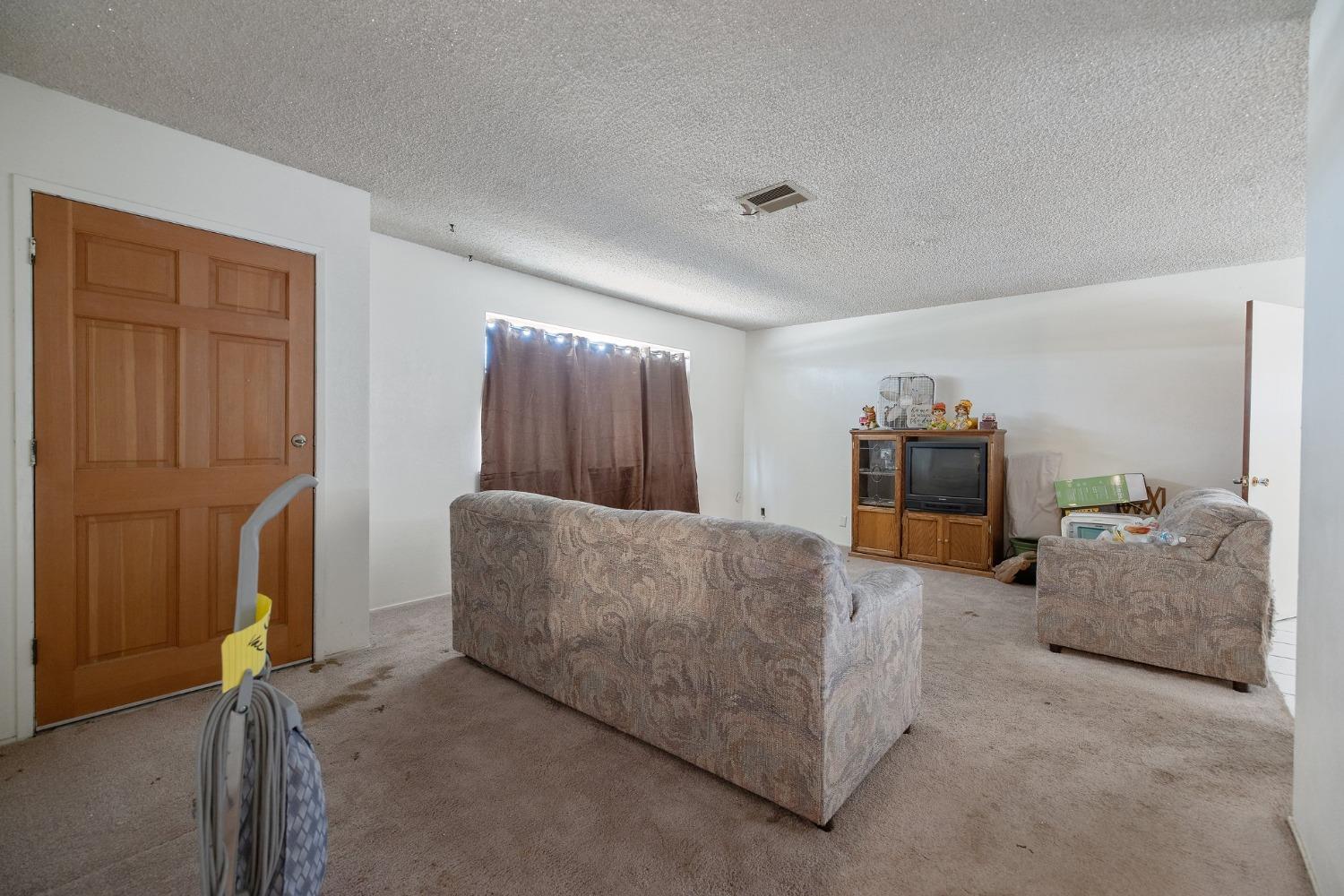 Detail Gallery Image 6 of 36 For 6125 E Mount Whitney Ave, Laton,  CA 93242 - 3 Beds | 2 Baths