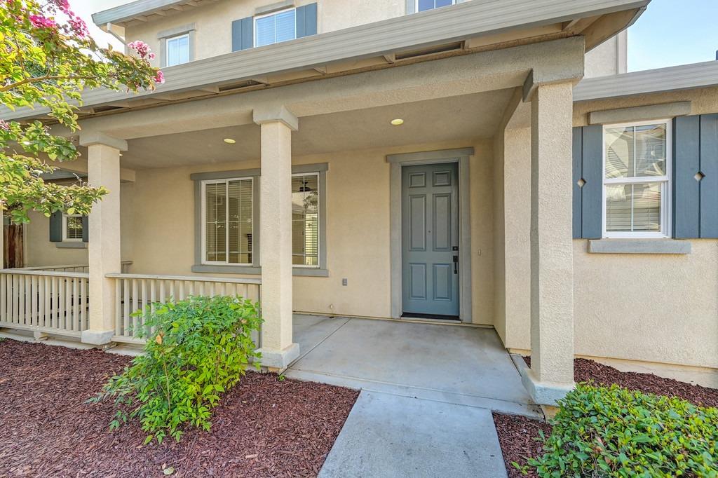 Detail Gallery Image 4 of 47 For 925 Courtyards Loop, Lincoln,  CA 95648 - 3 Beds | 2/1 Baths