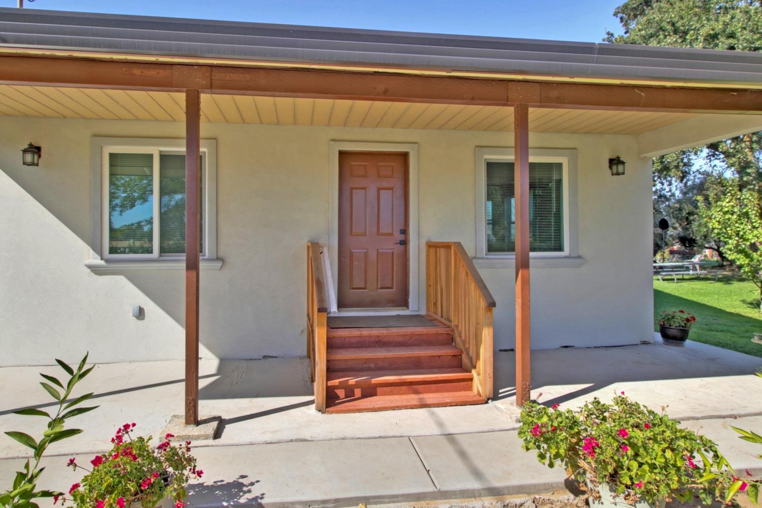 Detail Gallery Image 4 of 62 For 9149 Florin Rd, Sacramento,  CA 95829 - 3 Beds | 2 Baths