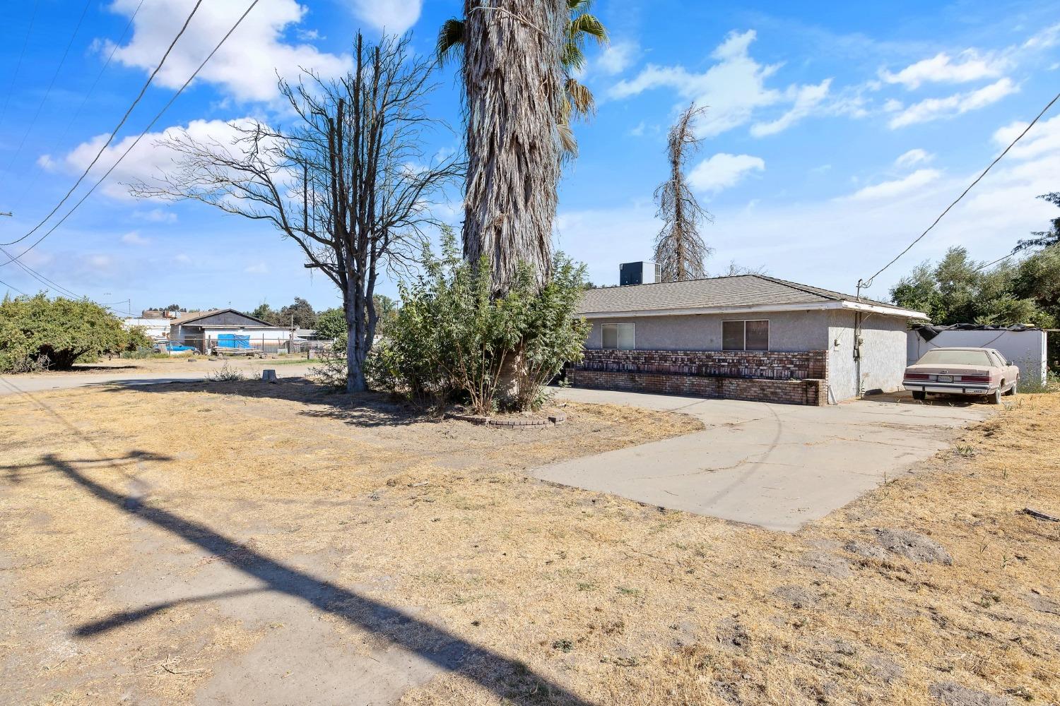 Detail Gallery Image 3 of 36 For 6125 E Mount Whitney Ave, Laton,  CA 93242 - 3 Beds | 2 Baths