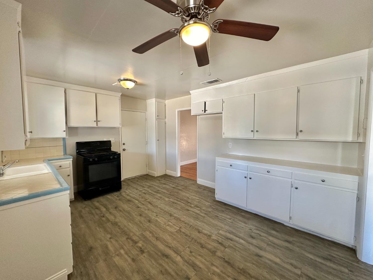 Detail Gallery Image 7 of 16 For 1950 E Simpson Ave, Fresno,  CA 93703 - 2 Beds | 1 Baths