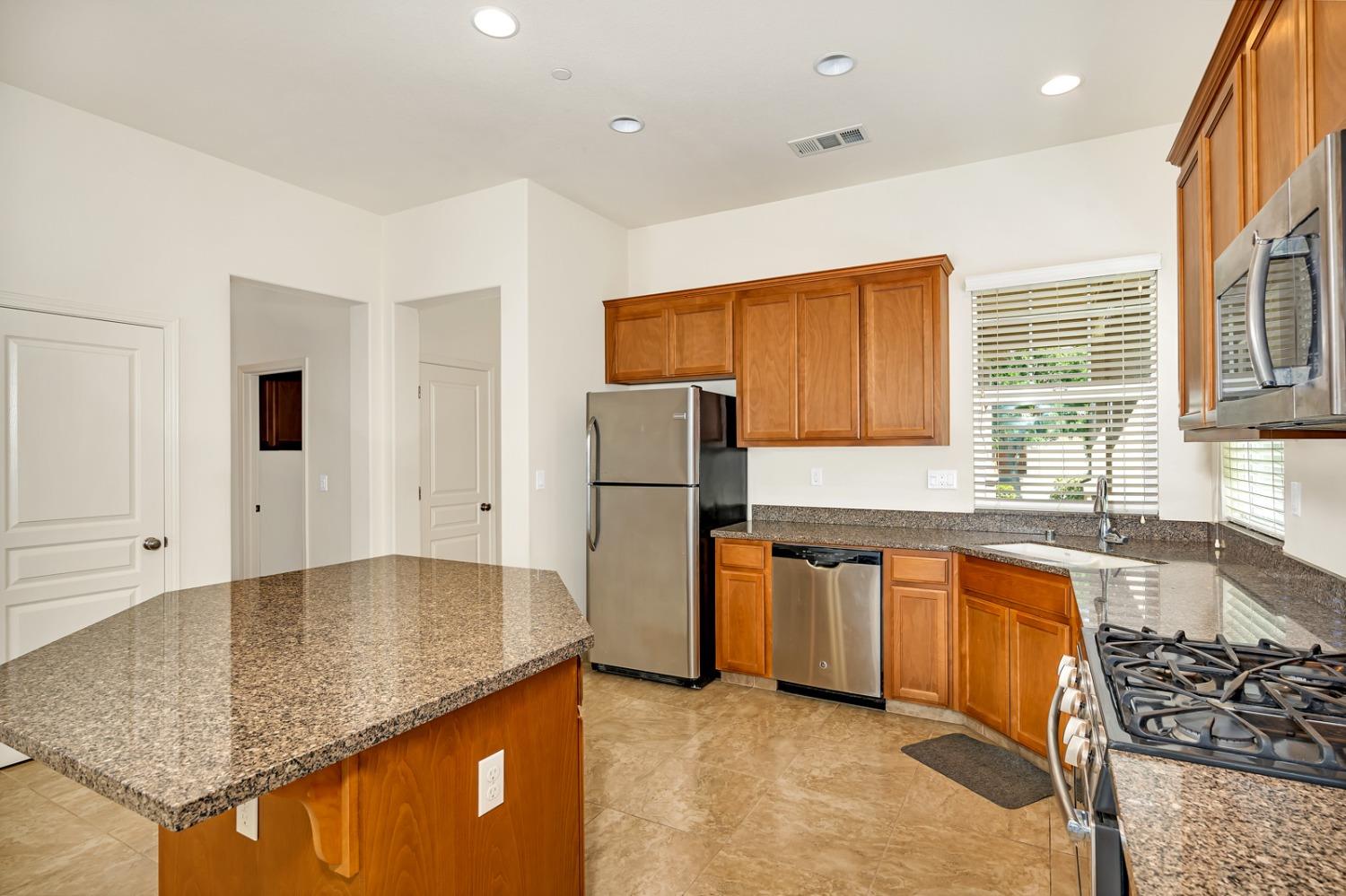 Detail Gallery Image 10 of 41 For 1149 Bellflower Way, Los Banos,  CA 93635 - 4 Beds | 2 Baths