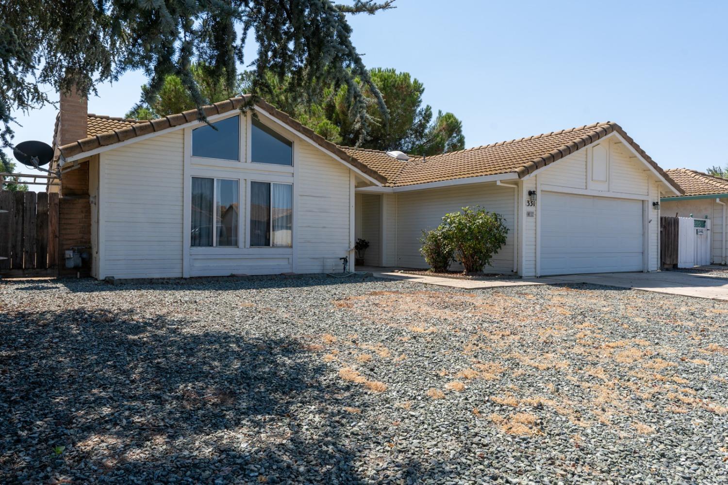 Detail Gallery Image 1 of 26 For 1331 Chukar St, Los Banos,  CA 93635 - 2 Beds | 2 Baths