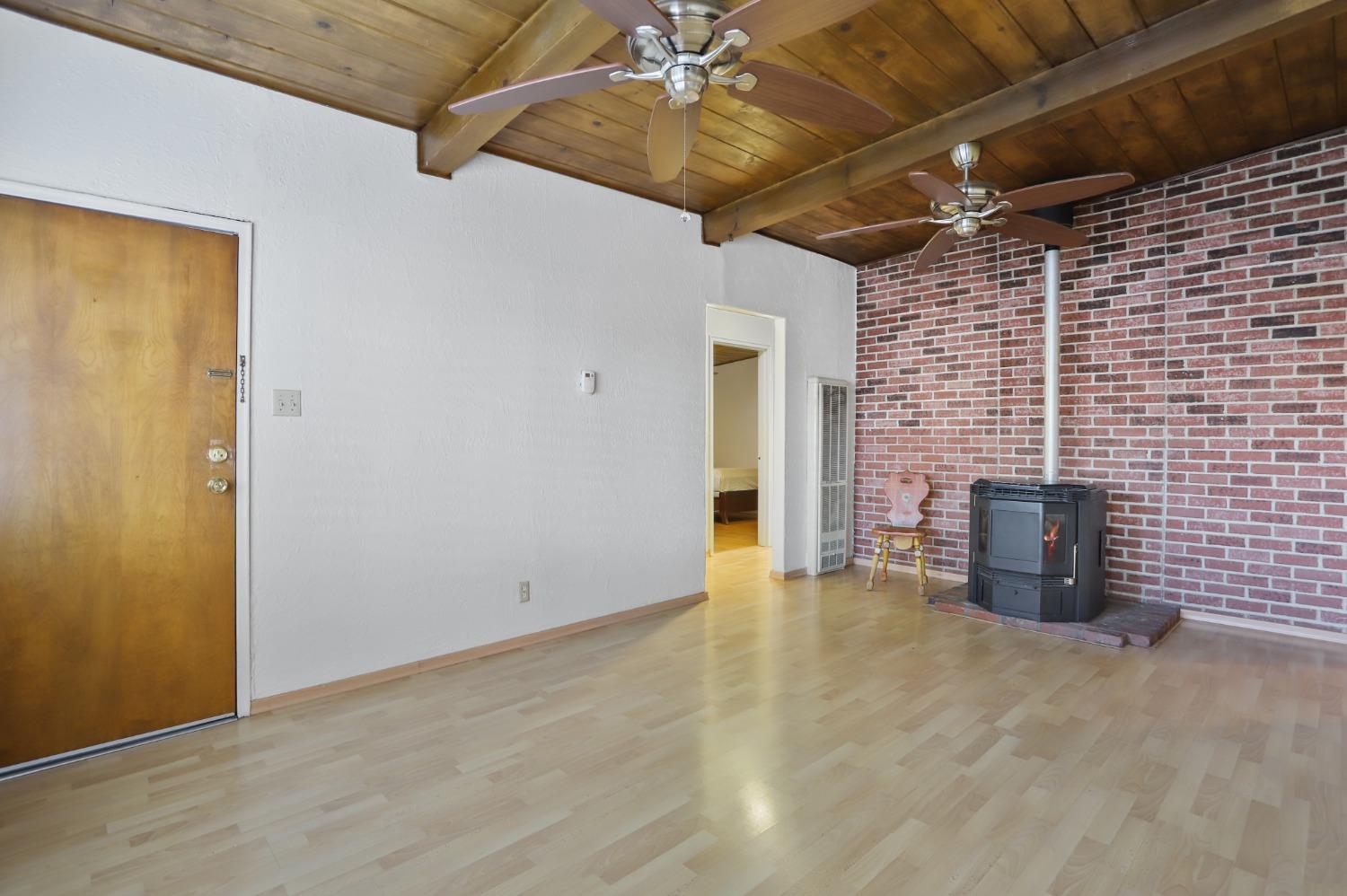 Detail Gallery Image 5 of 20 For 426 W 5th St, Stockton,  CA 95206 - 3 Beds | 2 Baths