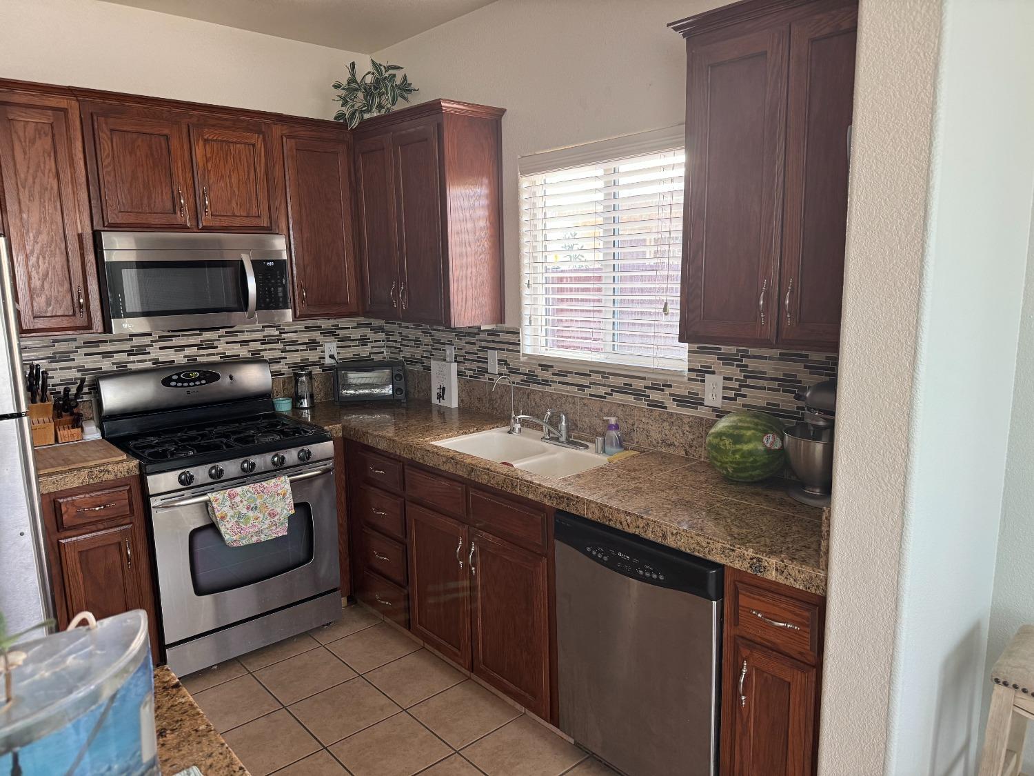 Detail Gallery Image 6 of 15 For 2922 Las Flores Cir, Los Banos,  CA 93635 - 3 Beds | 2 Baths