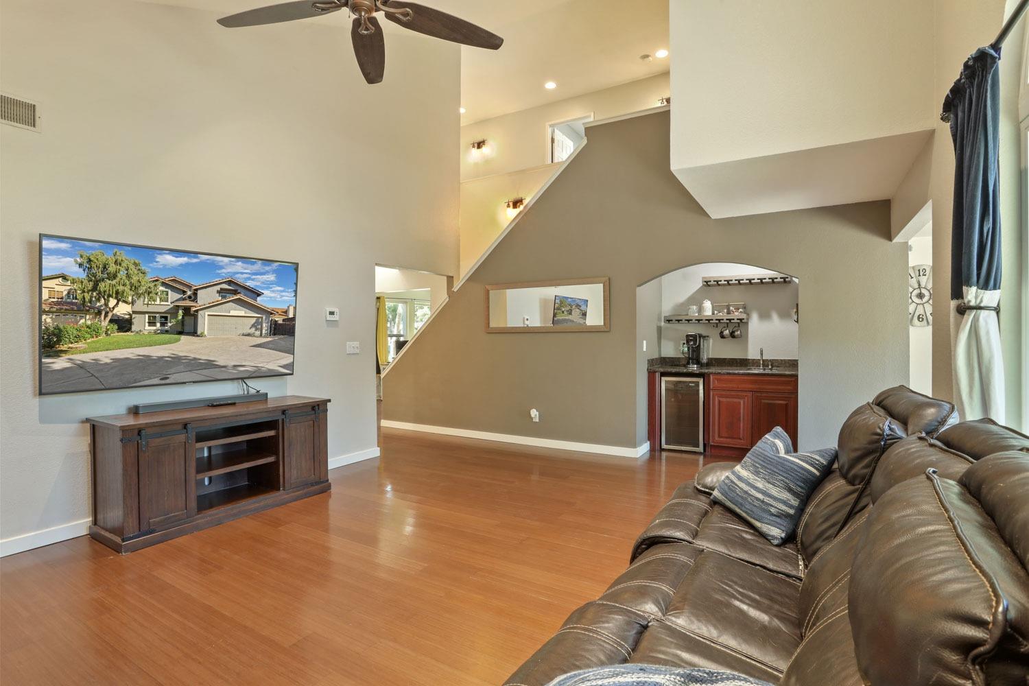 Detail Gallery Image 9 of 51 For 2060 Tammi Ct, Tracy,  CA 95377 - 5 Beds | 2/1 Baths