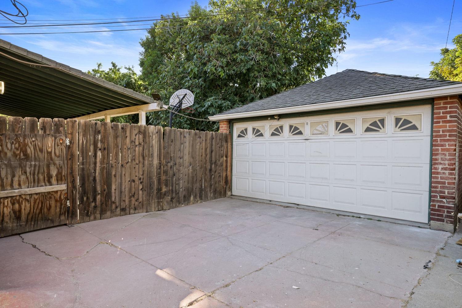 Detail Gallery Image 3 of 38 For 1236 E Poplar St, Stockton,  CA 95205 - 3 Beds | 2 Baths