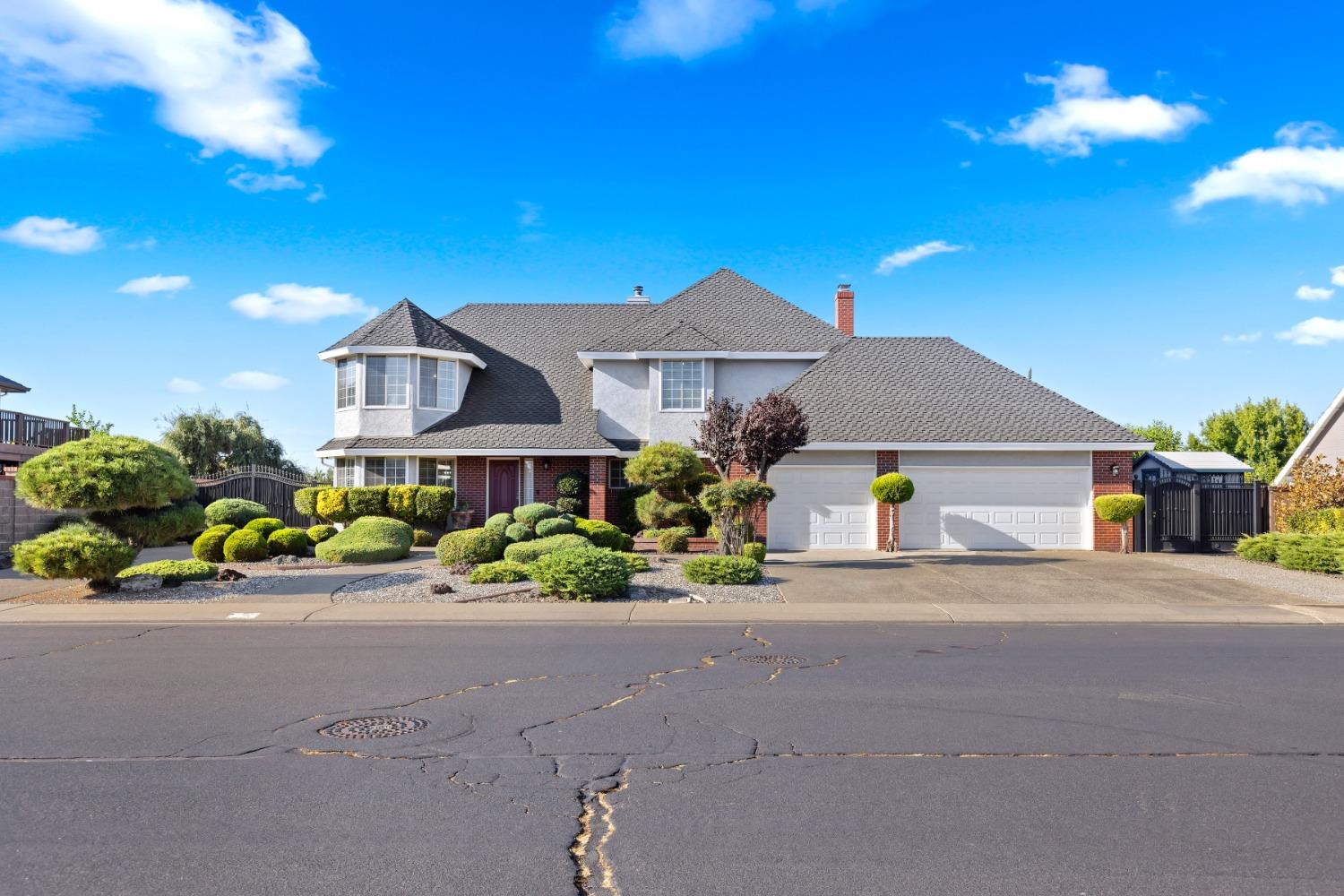 Detail Gallery Image 1 of 1 For 1501 Brookdale Way, Manteca,  CA 95336 - 4 Beds | 2/1 Baths