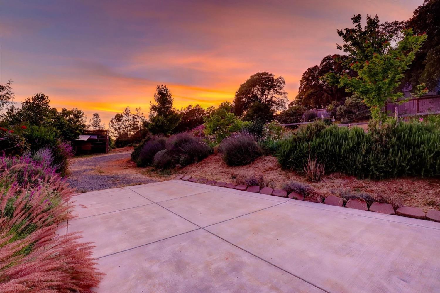 Detail Gallery Image 3 of 95 For 15463 Summit Way, Grass Valley,  CA 95949 - 4 Beds | 3/1 Baths