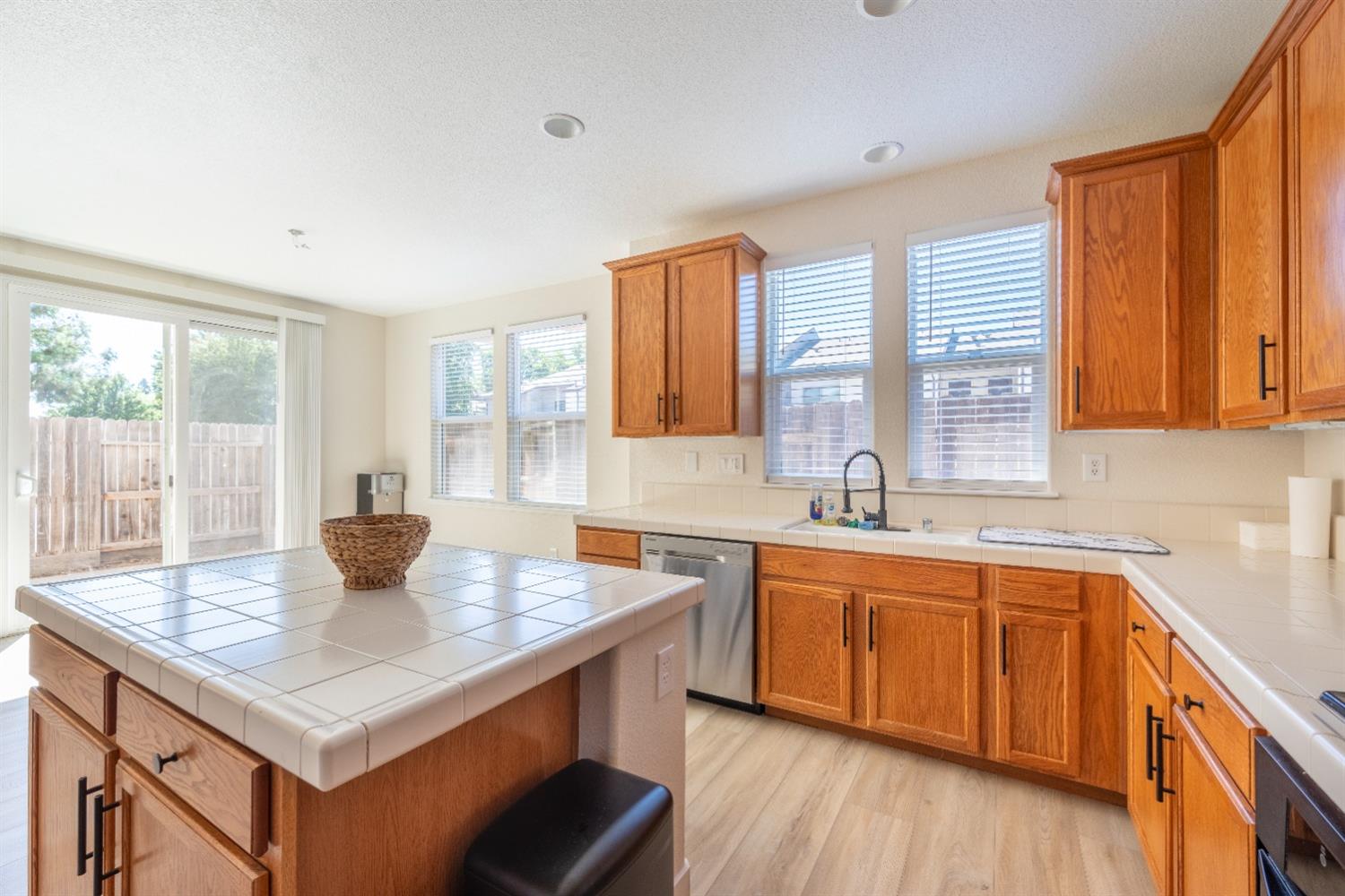 Detail Gallery Image 14 of 79 For 3421 Soda Way, Sacramento,  CA 95834 - 3 Beds | 2/1 Baths