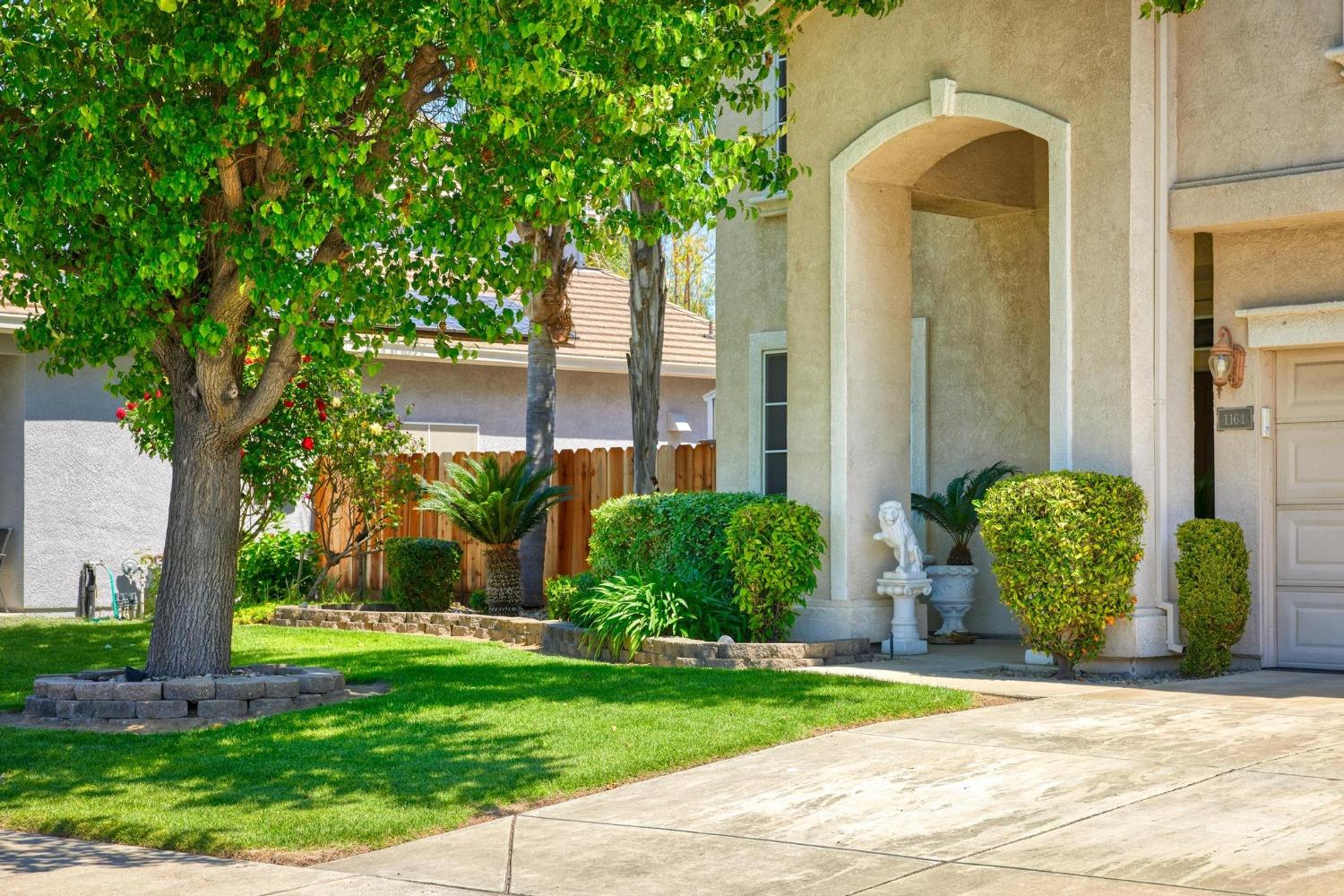 Detail Gallery Image 3 of 50 For 1164 Silver Brook Pl, Manteca,  CA 95337 - 4 Beds | 3 Baths