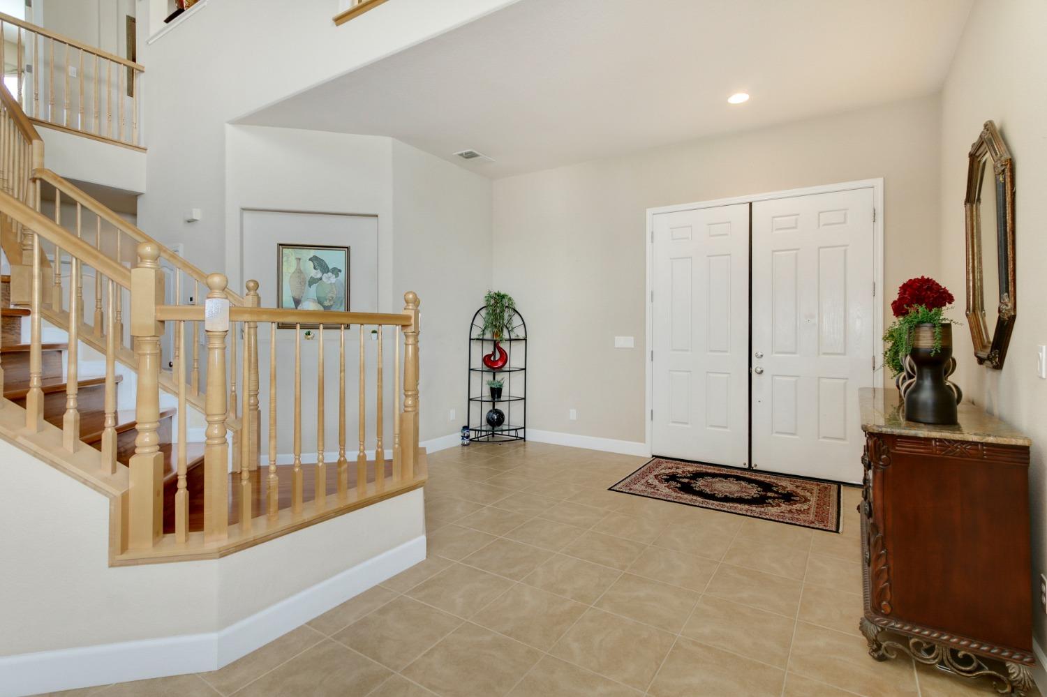 Detail Gallery Image 2 of 43 For 2625 Malibu Ct, West Sacramento,  CA 95691 - 5 Beds | 4 Baths