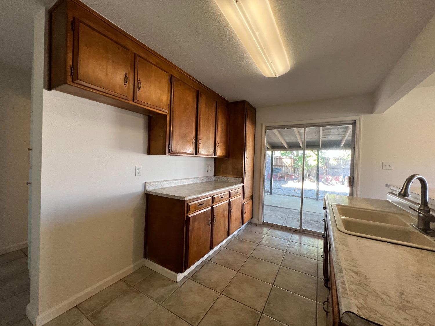 Detail Gallery Image 7 of 22 For 2960 Rocky Ln, Riverbank,  CA 95367 - 4 Beds | 2 Baths