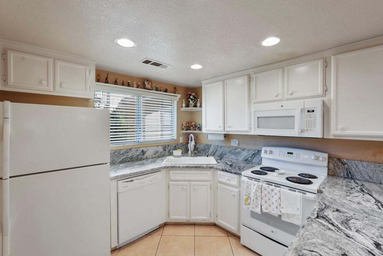 Detail Gallery Image 3 of 21 For 3058 Andre Ln, Turlock,  CA 95382 - 2 Beds | 1/1 Baths