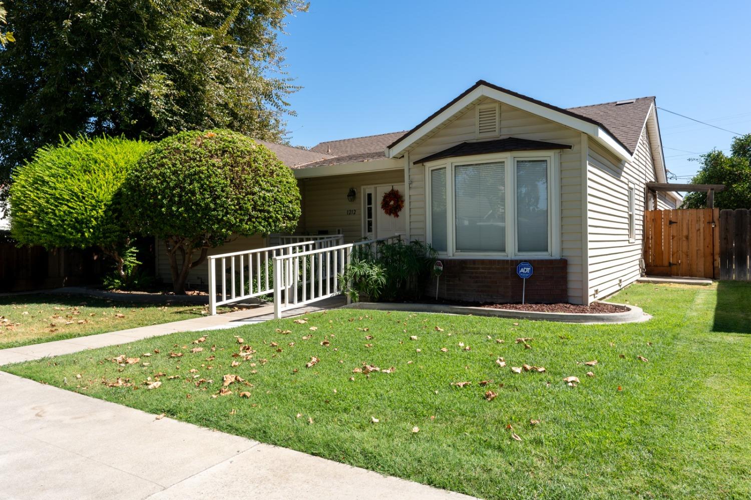 Detail Gallery Image 1 of 53 For 1212 California Ave, Los Banos,  CA 93635 - 2 Beds | 2 Baths