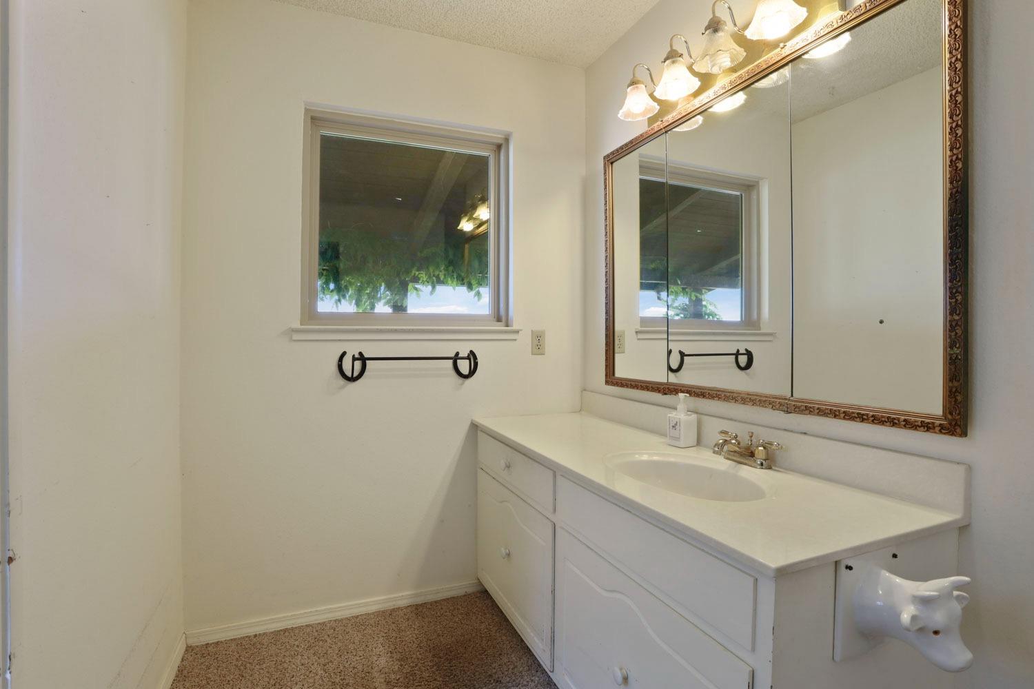 Detail Gallery Image 63 of 80 For 23670 E Flood Rd, Linden,  CA 95236 - 4 Beds | 2/1 Baths