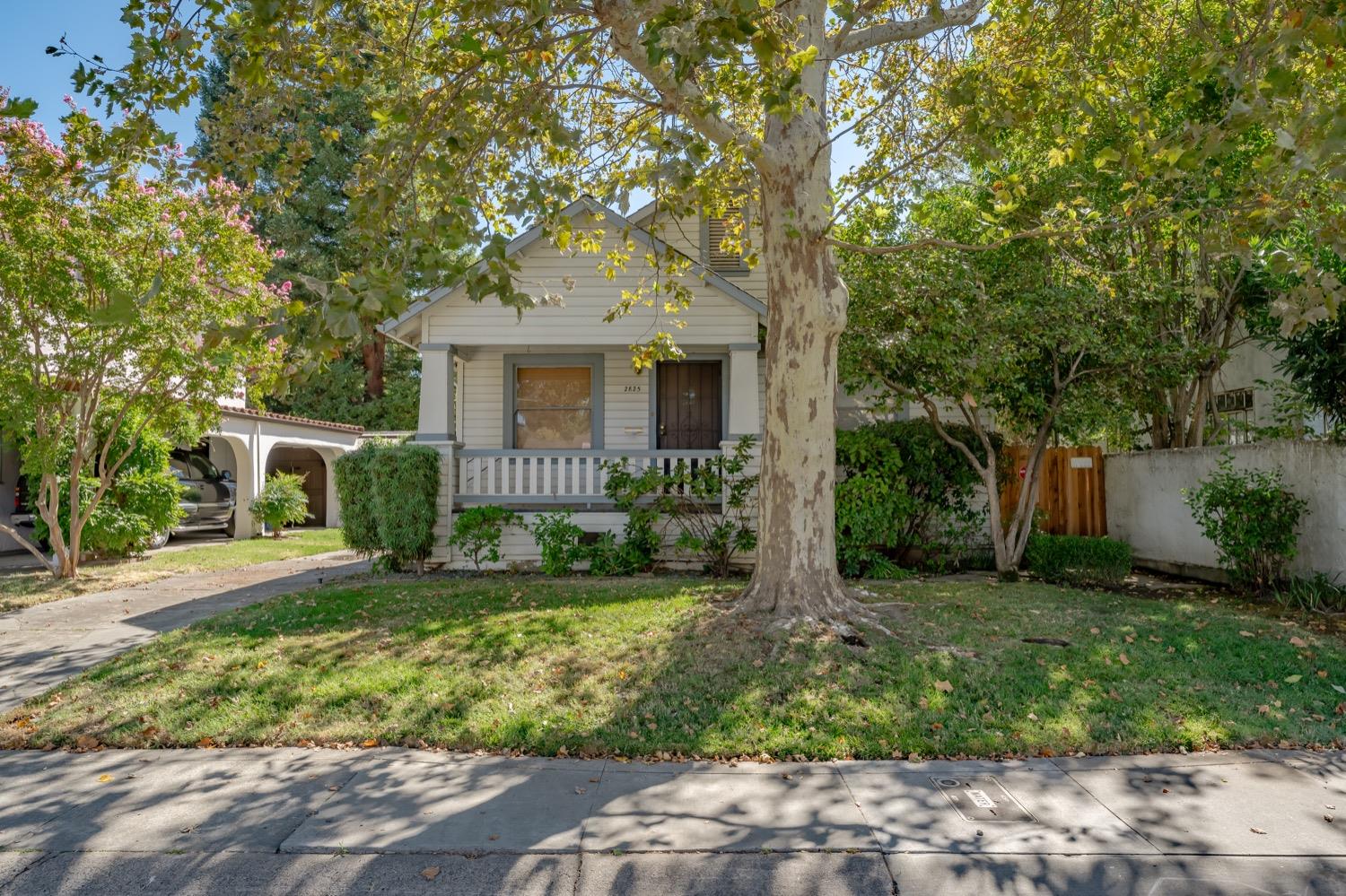 Detail Gallery Image 1 of 1 For 2825 17th St, Sacramento,  CA 95818 - 2 Beds | 1 Baths