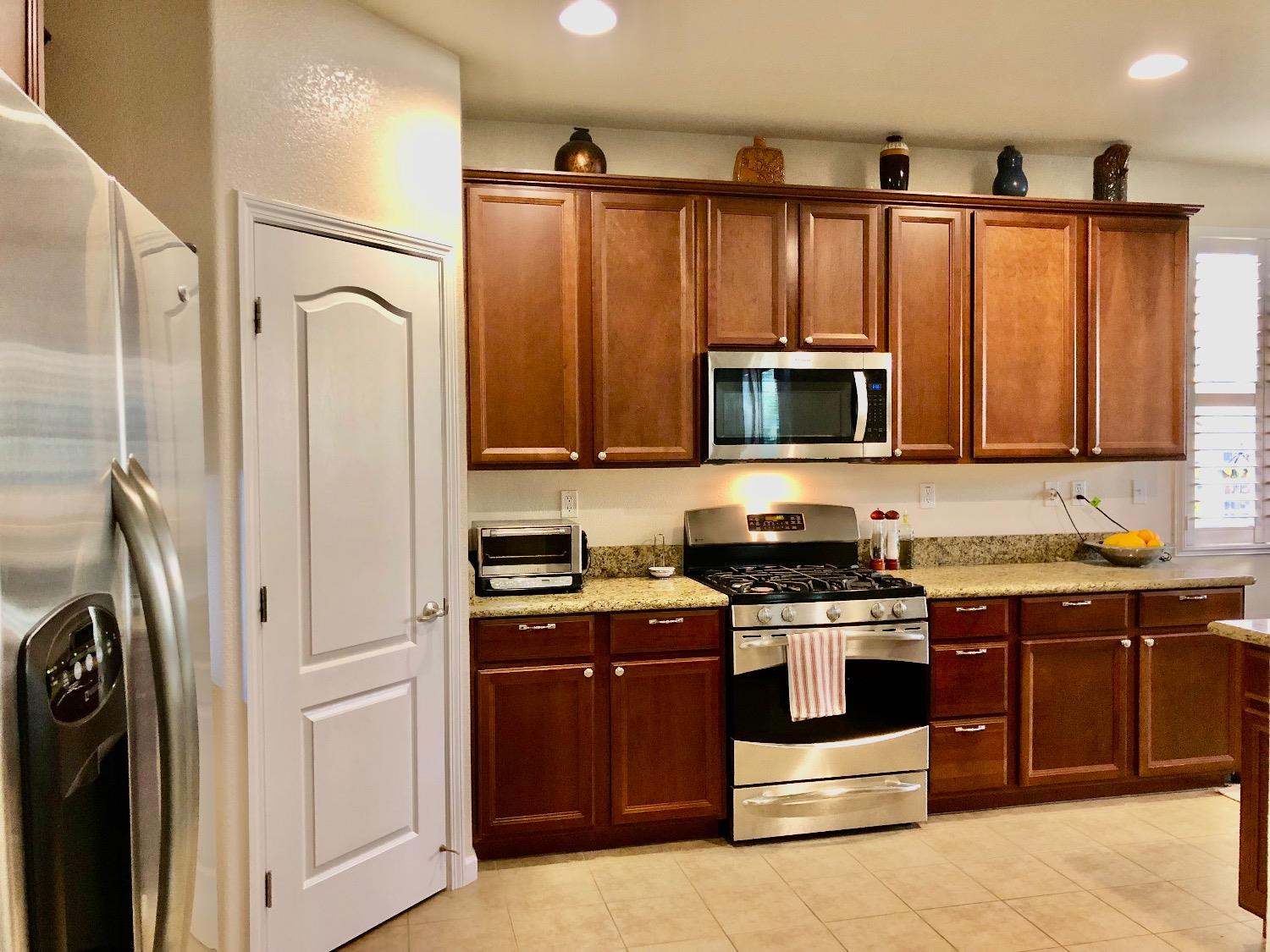 Detail Gallery Image 3 of 35 For 4060 Hellenic Dr, Sacramento,  CA 95826 - 3 Beds | 2/1 Baths