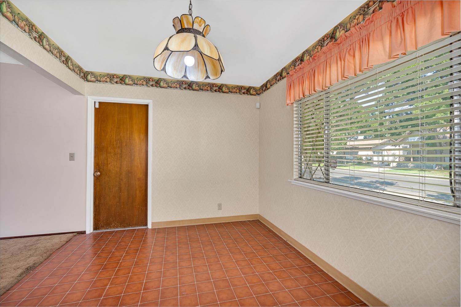 Detail Gallery Image 4 of 47 For 245 W K, Los Banos,  CA 93635 - 3 Beds | 2 Baths