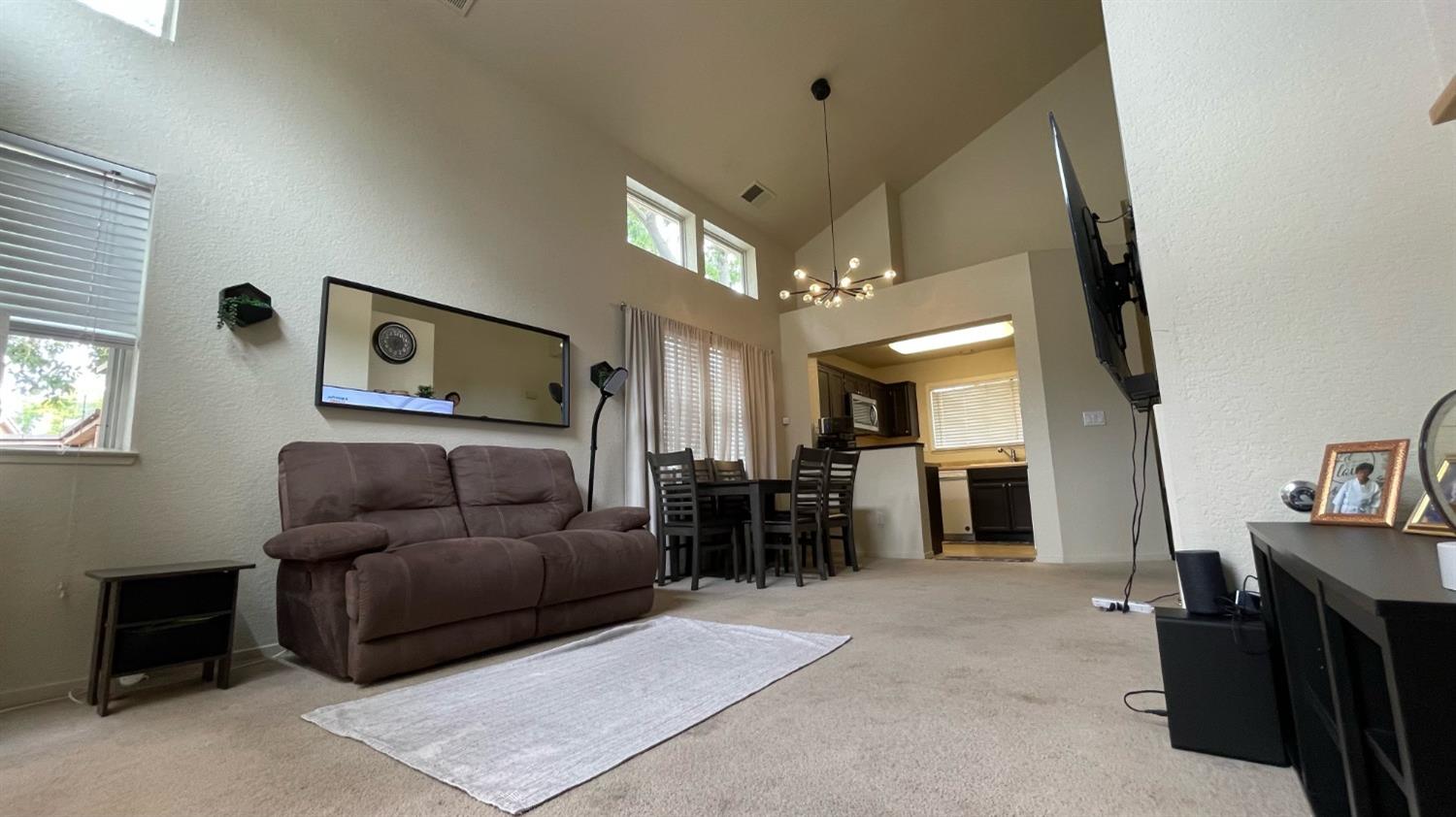 Detail Gallery Image 3 of 19 For 3725 Whispering Creek Cir, Stockton,  CA 95219 - 3 Beds | 2 Baths