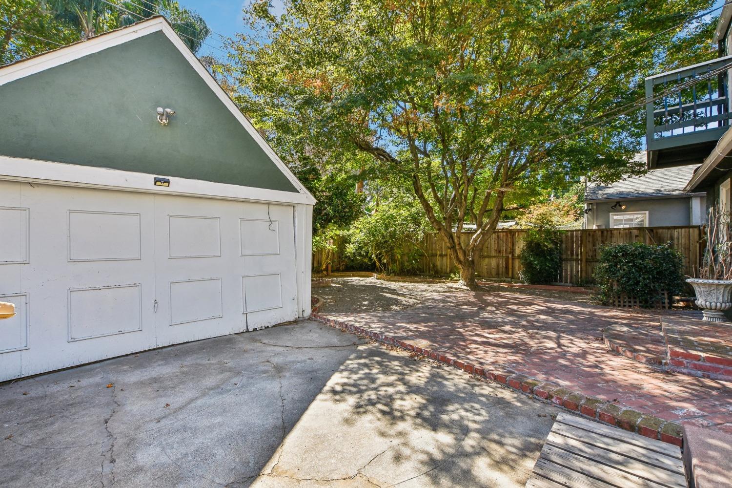 Detail Gallery Image 28 of 46 For 2559 Land Park Dr, Sacramento,  CA 95818 - 4 Beds | 2 Baths