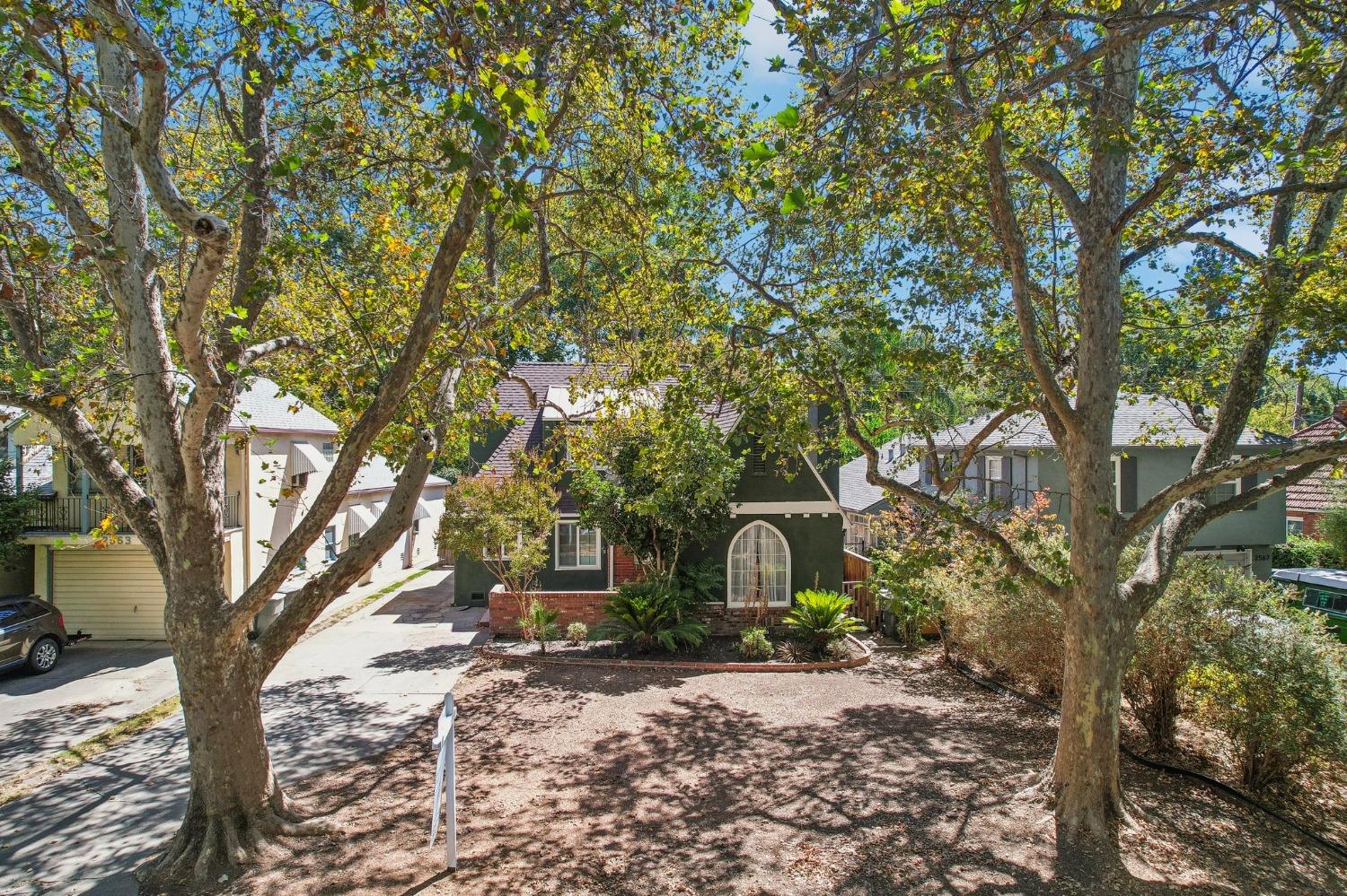 Detail Gallery Image 31 of 46 For 2559 Land Park Dr, Sacramento,  CA 95818 - 4 Beds | 2 Baths