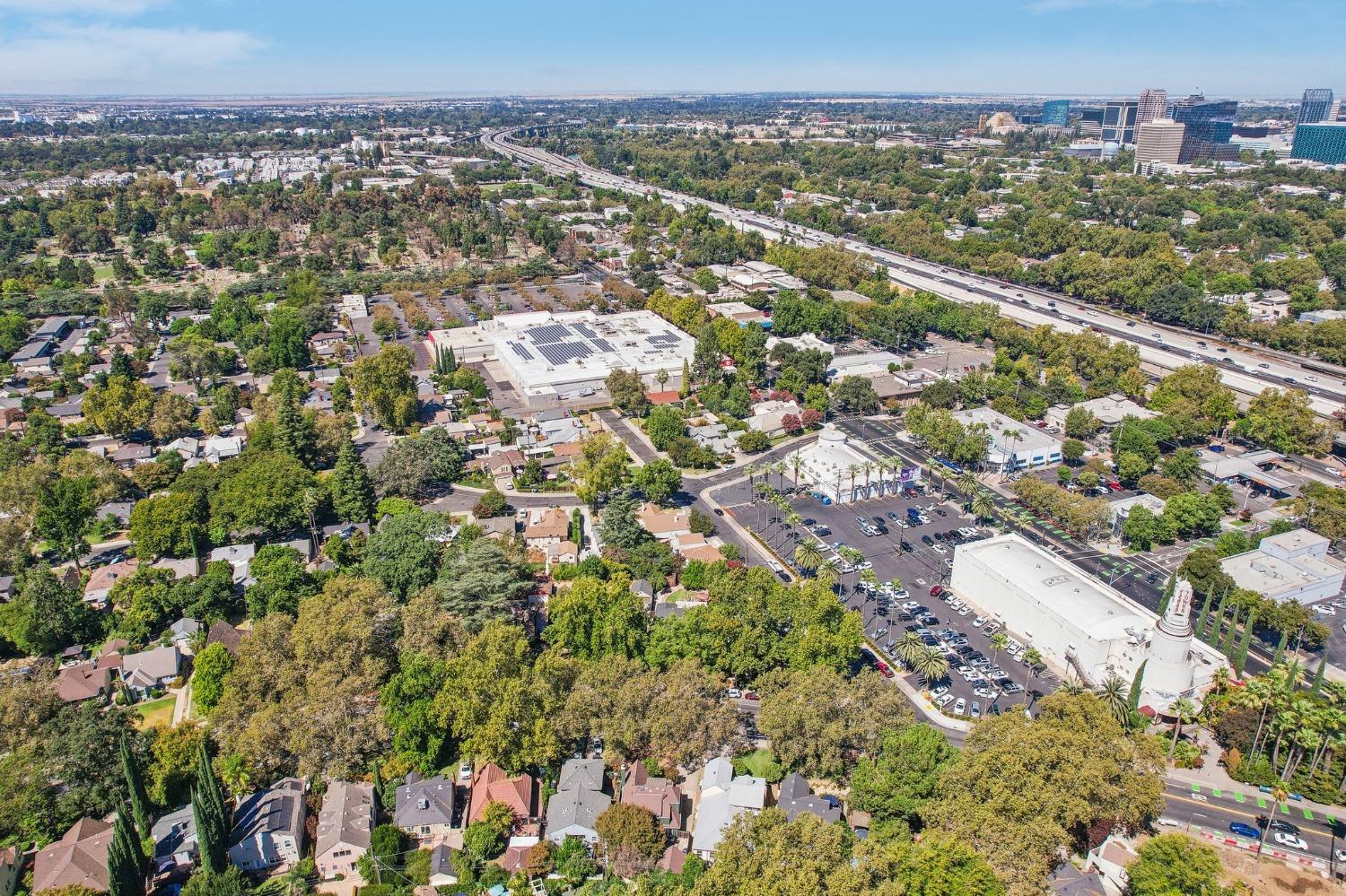 Detail Gallery Image 37 of 46 For 2559 Land Park Dr, Sacramento,  CA 95818 - 4 Beds | 2 Baths