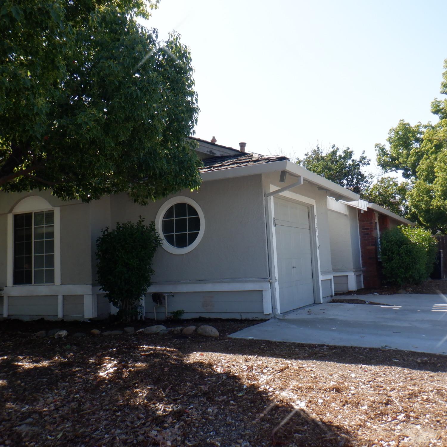 Detail Gallery Image 3 of 20 For 8425 Vintage Park Dr., Sacramento,  CA 95828 - 3 Beds | 2 Baths