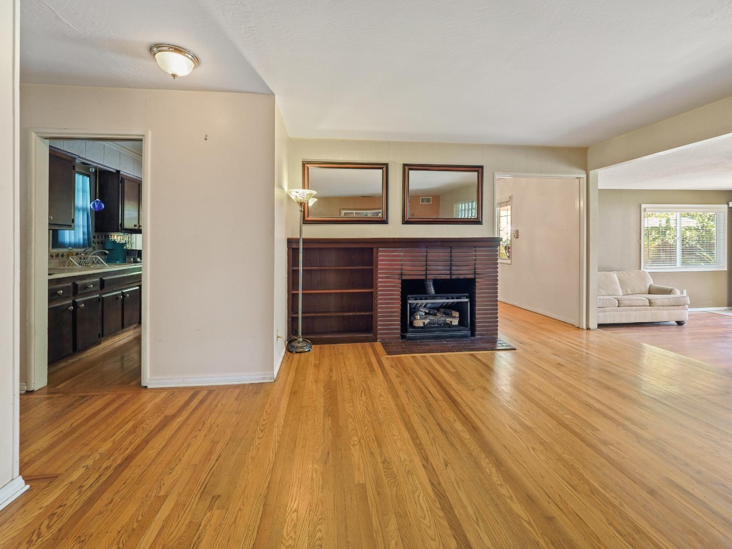 Detail Gallery Image 4 of 41 For 1816 Eastern Ave, Sacramento,  CA 95864 - 3 Beds | 2 Baths