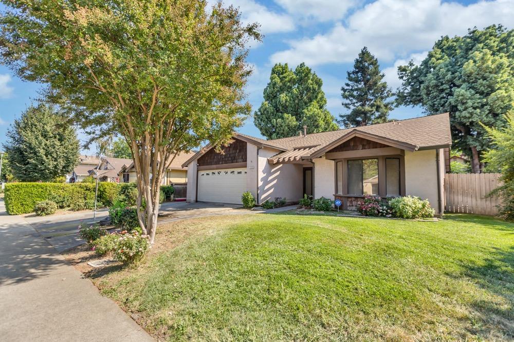 Detail Gallery Image 2 of 38 For 1670 Pebblewood Dr, Sacramento,  CA 95833 - 2 Beds | 2 Baths