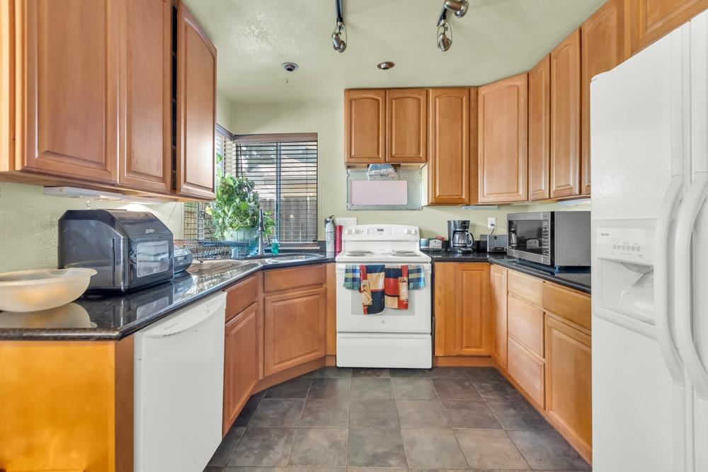 Detail Gallery Image 10 of 38 For 1670 Pebblewood Dr, Sacramento,  CA 95833 - 2 Beds | 2 Baths