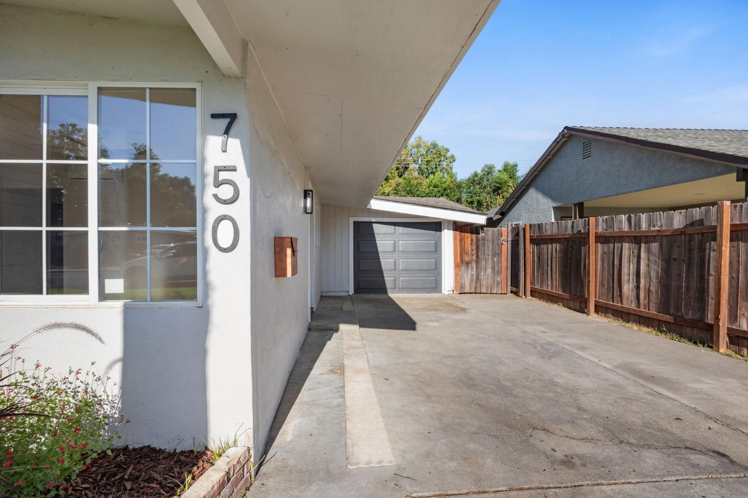 Detail Gallery Image 5 of 53 For 750 Douglas St, West Sacramento,  CA 95605 - 5 Beds | 2 Baths