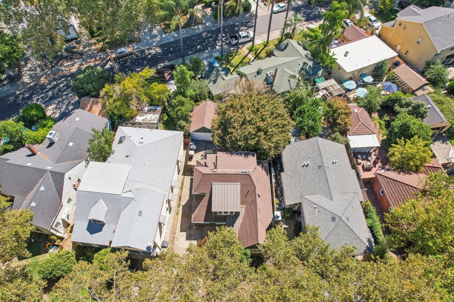 Detail Gallery Image 32 of 46 For 2559 Land Park Dr, Sacramento,  CA 95818 - 4 Beds | 2 Baths