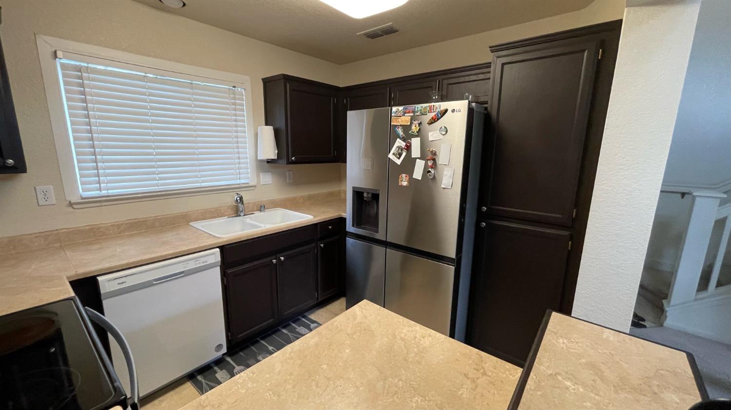 Detail Gallery Image 8 of 19 For 3725 Whispering Creek Cir, Stockton,  CA 95219 - 3 Beds | 2 Baths